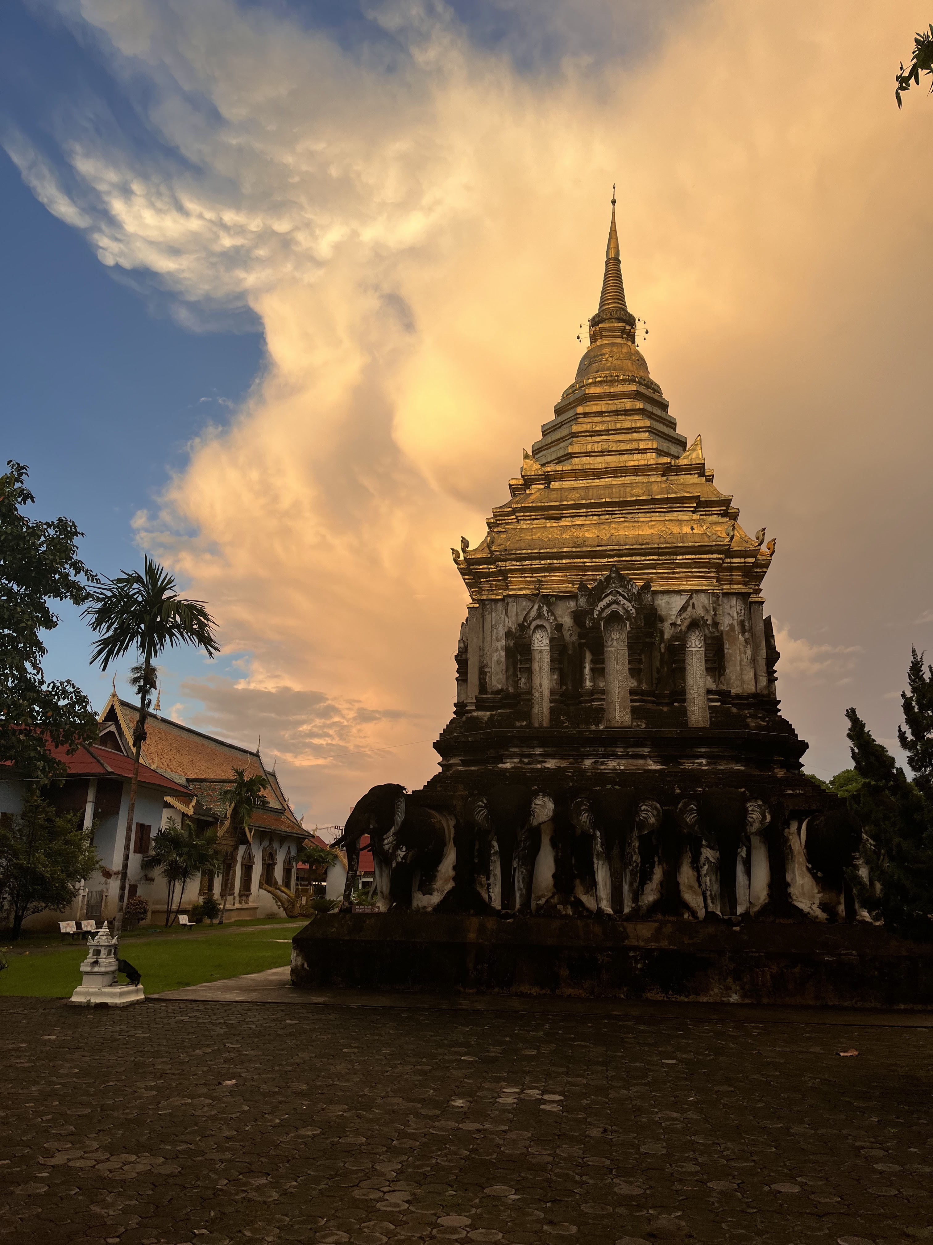 ลวดลายหน้าจั่ว