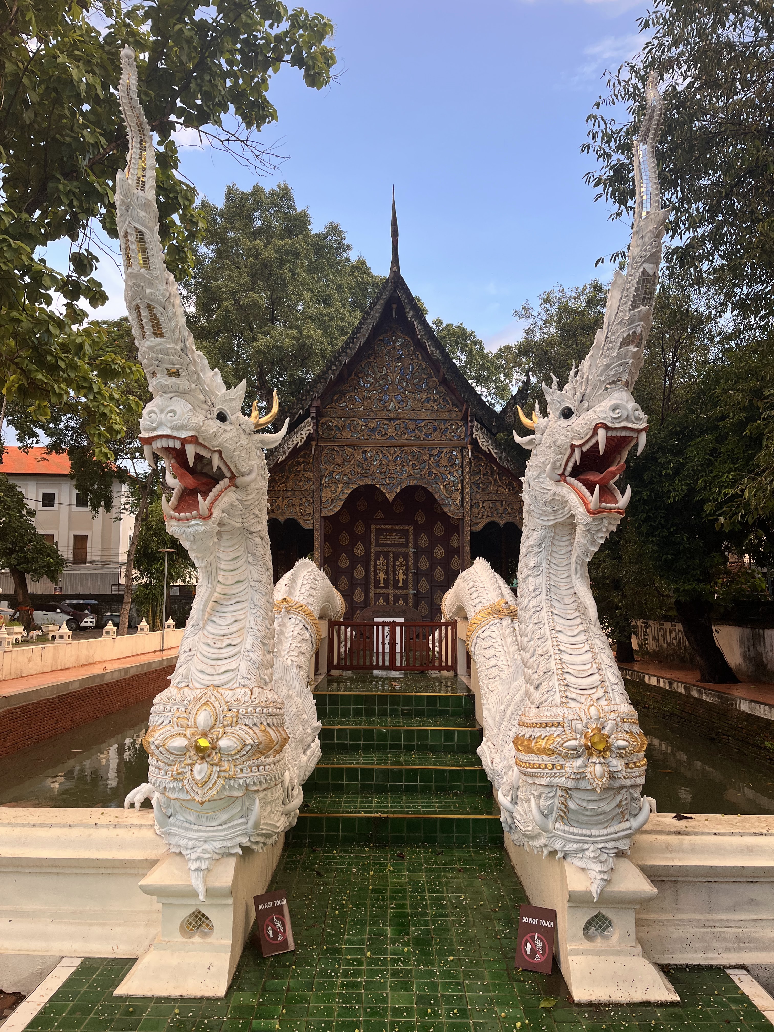 พระพุทธรูปทอง